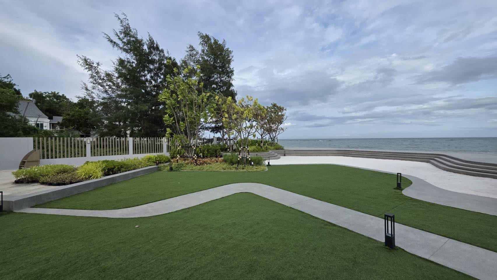 สนามหญ้าริมทะเลหน้า Curva Beach Hotel