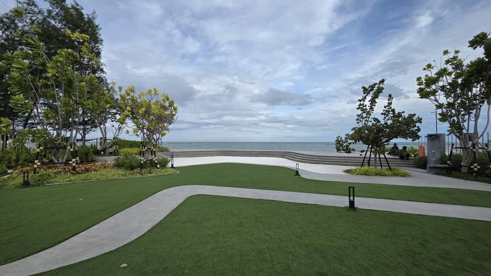 ทางเดินริมสนามหญ้าสู่ชายหาด