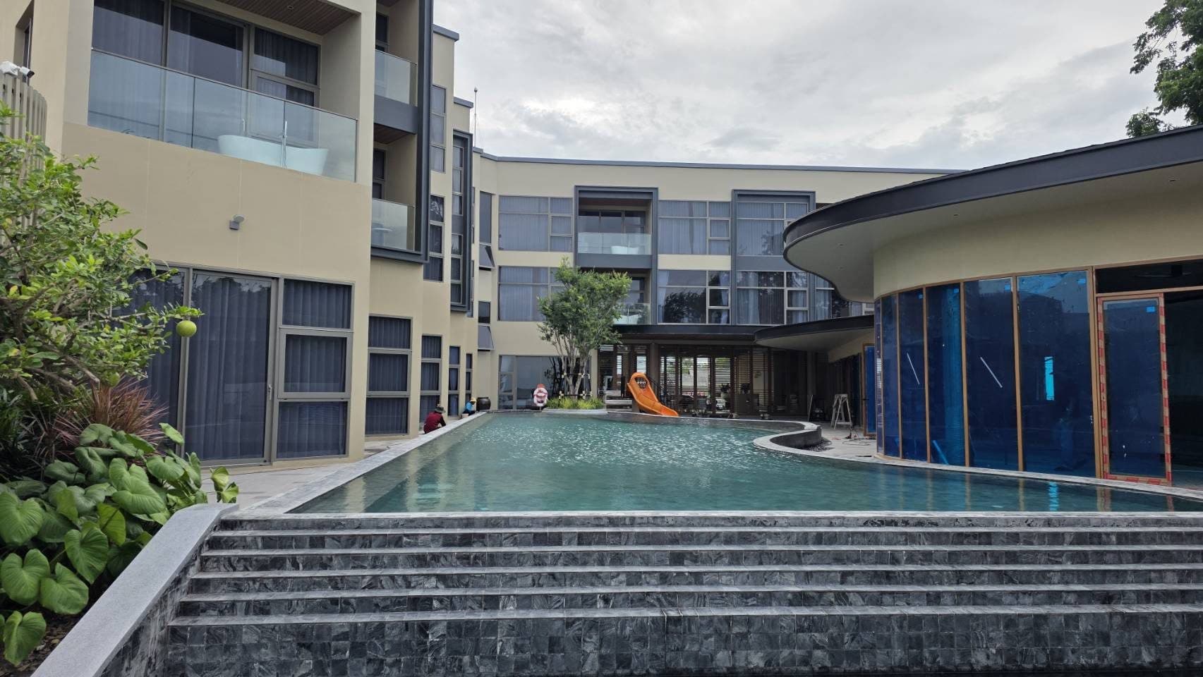 Curva Beach Hotel — สระว่ายน้ำและอาคารที่พักริมทะเล